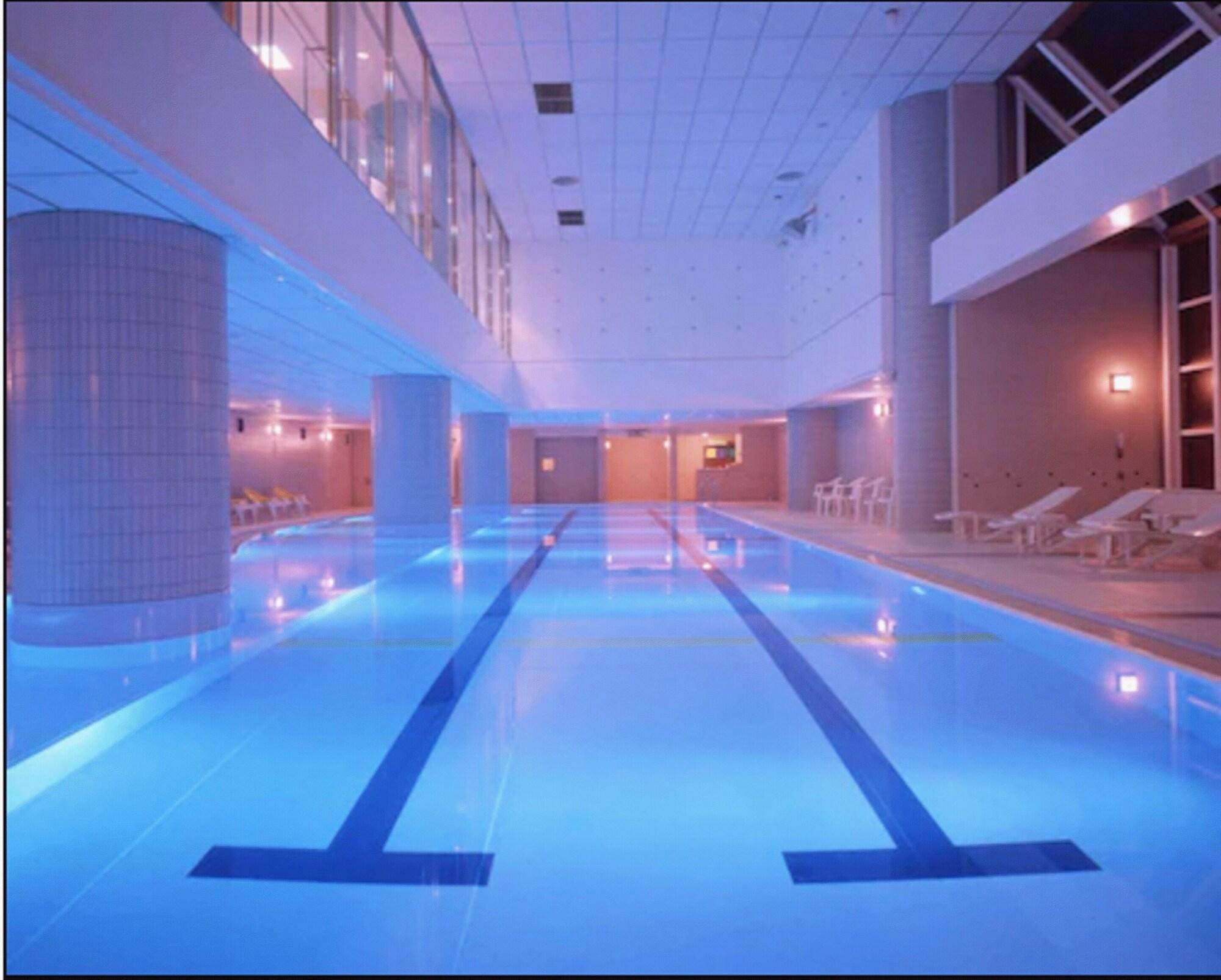 Royton Sapporo Hotel Exterior foto The swimming pool at the hotel